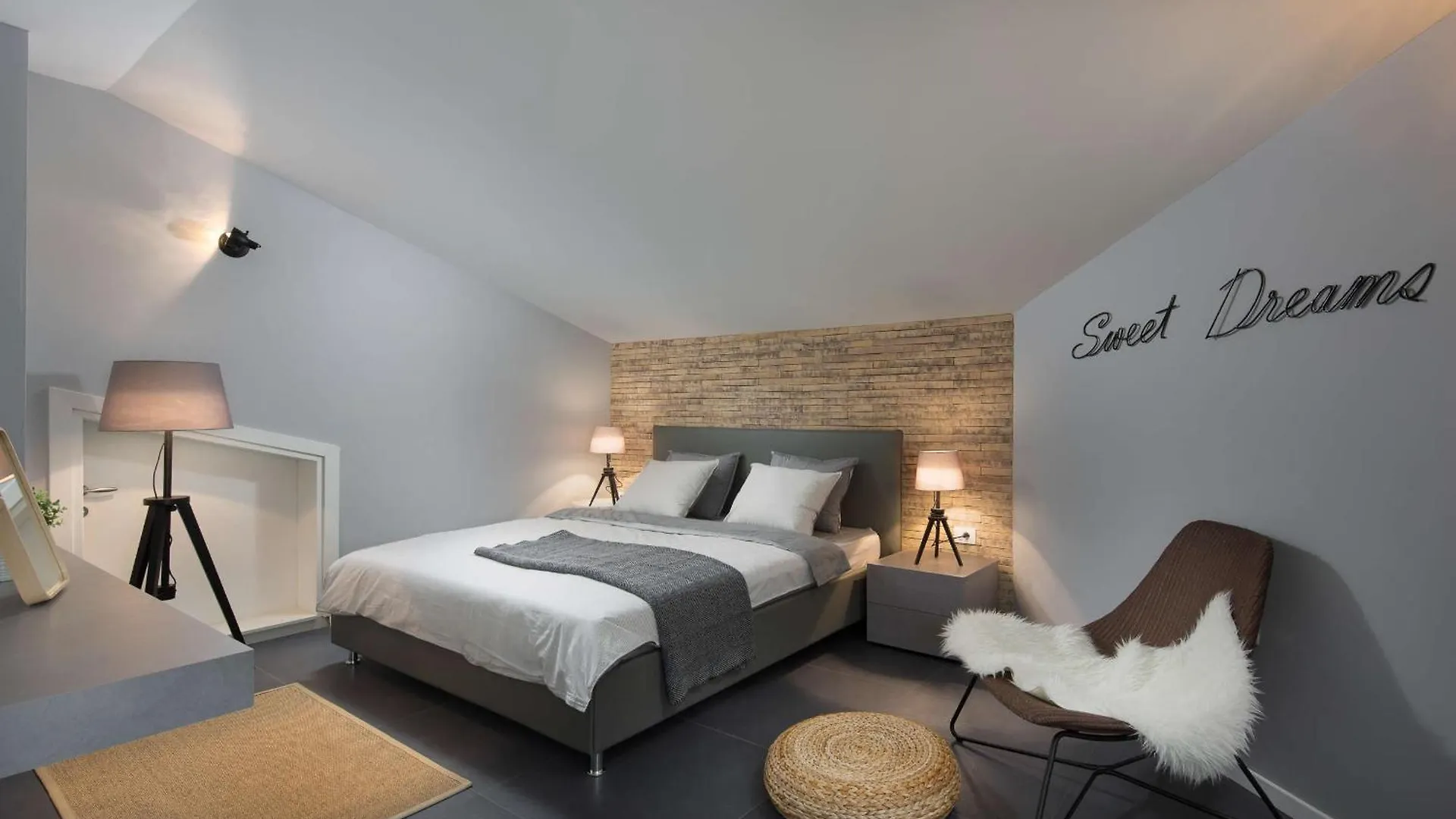 Дом отдыха Villa Fabiana, A Luxurious And Spacious Villa, Few Minutes From The Beach Лабин